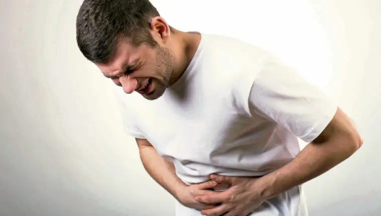 ¿Cuáles son los síntomas característicos de la pancreatitis aguda?