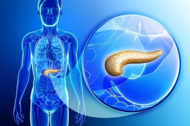 ¿Cuál es el papel de la activación de las enzimas en la patogenia de la pancreatitis aguda?