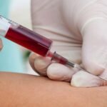 ¿Cómo tomar y manejar las muestras para análisis de sangre venosa?