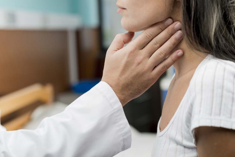 ¿Cuáles son causas comunes de exceso de hormonas tiroideas?