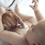 ¿Cuál es la causa de bronquiolitis en lactantes y niños pequeños?