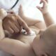 ¿Cuál es la causa de bronquiolitis en lactantes y niños pequeños?