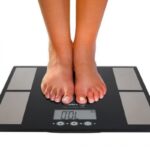 Por lo tanto, medir la grasa corporal de manera regular puede ser una herramienta útil para evaluar la salud y la forma física, así como para monitorear el progreso hacia los objetivos de pérdida de peso