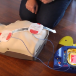 ¿Como usar el desfibrilador externo automático?