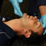 ¿Cómo abrir la vía aérea para proporcionar ventilación asistida?