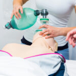 Ventilación con el dispositivo bolsa-mascarilla durante la RCP