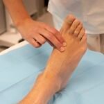 ¿Cómo se palpa la arteria dorsal del pie?