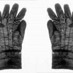 ¿Quién popularizó los guantes en la práctica quirúrgica?