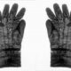 ¿Quién popularizó los guantes en la práctica quirúrgica?