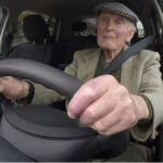¿Es recomendable prohibir conducir a ancianos con demencia?