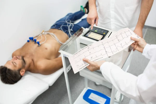 La electrocardiografía amplifica, filtra y registra las señales eléctricas del corazón