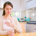 ¿Qué causa la aspiración crónica del contenido gástrico?