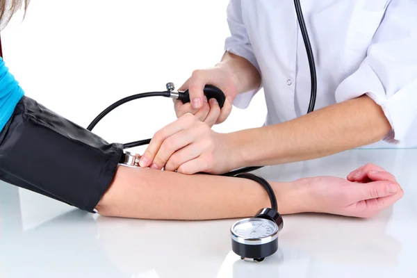 Procedimiento correcto para medir la presión arterial
